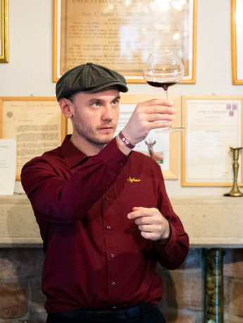 Stefano-Berzi-Miglior-Sommelier-dItalia-premio-Trentodoc-2-345x458